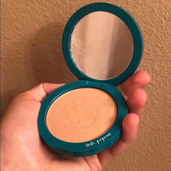 thrive cosmetics highlighter